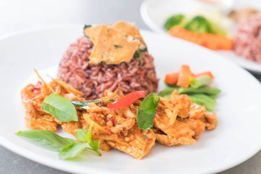  domuz Curry berry pirinç ve omlet ile kaydırma