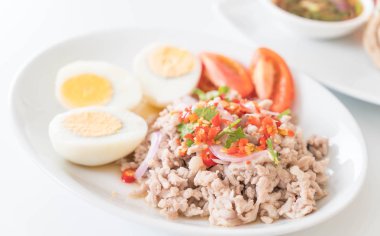 Yumurta salatası baharatlı kıyılmış domuz