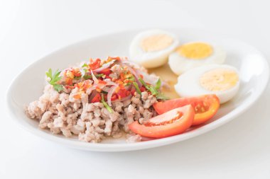 Yumurta salatası baharatlı kıyılmış domuz