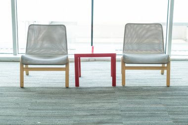 küçük masa ve sandalyeler