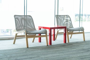 küçük masa ve sandalyeler