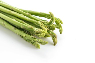 Beyaz arka planda taze kuşkonmaz