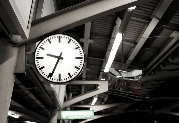 Primer plano del reloj en la estación de tren del cielo —  Fotos de Stock