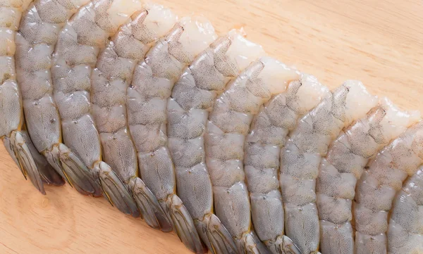 Crevettes fraîches sur planche de bois — Photo