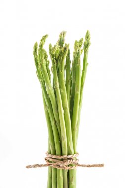 Beyaz arka planda taze kuşkonmaz