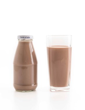 beyaz zemin üzerine çikolatalı süt