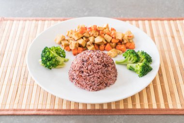 Kızarmış Tofu ve havuç Berry pirinç ilave edin