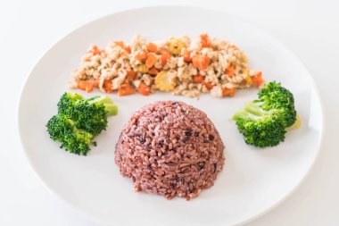 Stir Fried kıyılmış tavuk ve Berry pirinç havuç