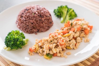 Stir Fried kıyılmış tavuk ve Berry pirinç havuç