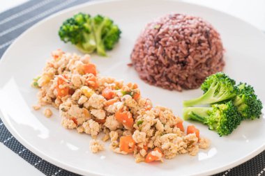 Stir Fried kıyılmış tavuk ve Berry pirinç havuç