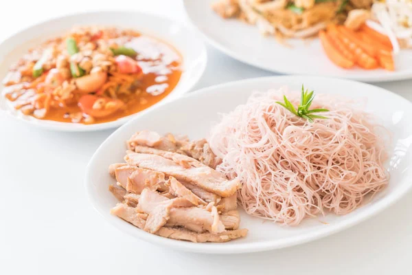 Tam buğday noodle ile Kızartma domuz eti ve som tum — Stok fotoğraf