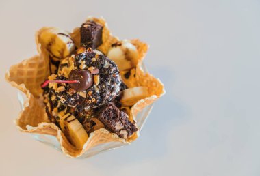 Bir yenilebilir gözleme kase dondurma 