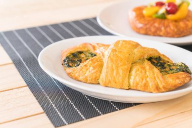 ıspanak kruvasan masada