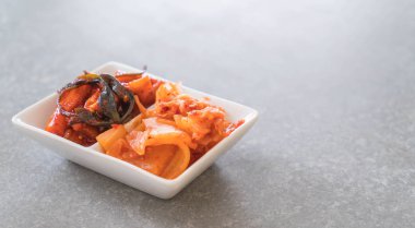 Çince lahana, kalamar ve turp kimchi 