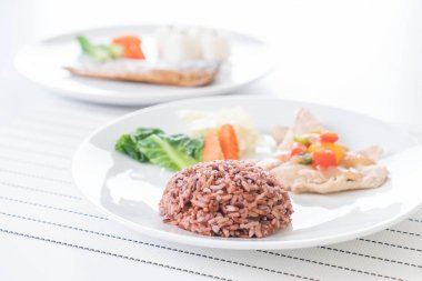 Kızartma tavuk tatlı biber ve berry pirinç 