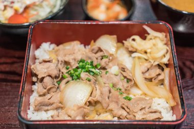 dilim domuz ile tepesinde pirinç