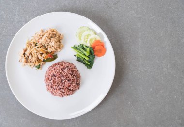 Kızarmış tavuk ile bitkisel sebze