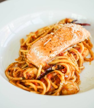 Sarımsak spagetti somon ile