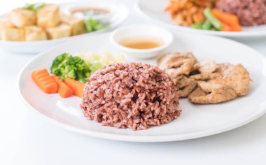 kızarmış tavuk berry pirinç ile sarımsak kara biber