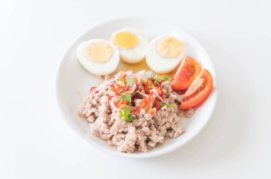 Yumurta salatası baharatlı kıyılmış domuz