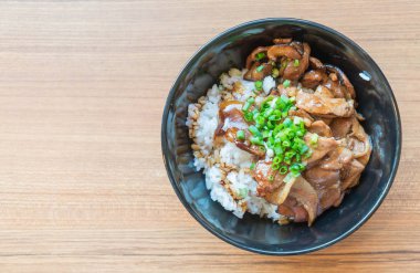 ızgara domuz kase pilav ile