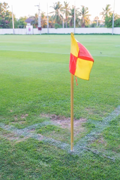 Угловой флаг на футбольном поле — стоковое фото