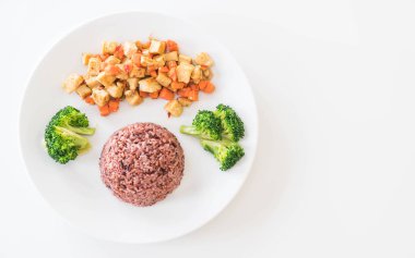 Kızarmış Tofu ve havuç Berry pirinç ilave edin