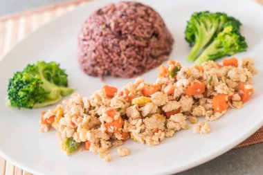 Stir Fried kıyılmış tavuk ve Berry pirinç havuç