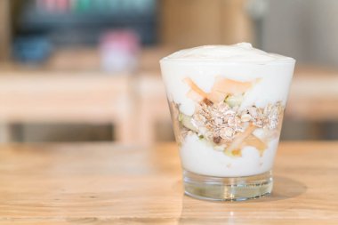 Yoğurtlu karışık meyve