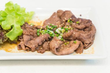 siyah sosunda pişmiş sığır eti