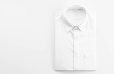 Beyaz arka plan üzerinde beyaz gömlek