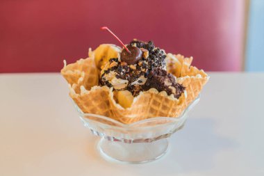 Bir yenilebilir gözleme kase dondurma 