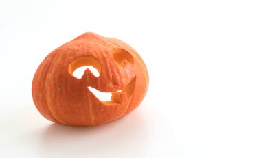 Cadılar Bayramı balkabakları gülümsüyor ve parti gecesi için keskin gözler