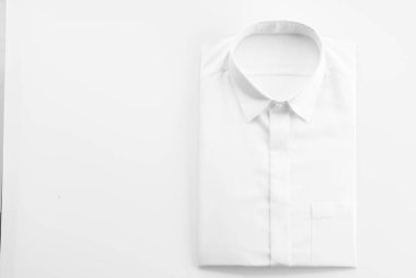 Beyaz arka plan üzerinde beyaz gömlek
