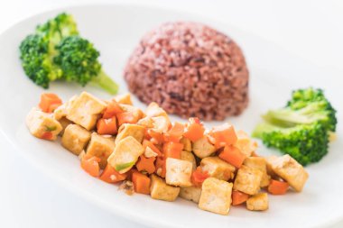 Kızarmış Tofu ve havuç Berry pirinç ilave edin