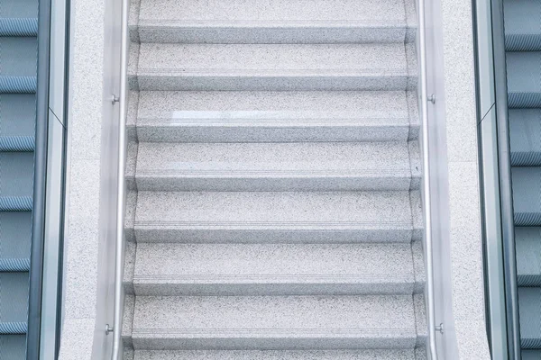 빈 에스컬레이터와 계단 — 스톡 사진