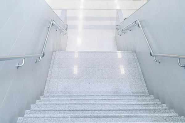 빈 에스컬레이터와 계단 — 스톡 사진
