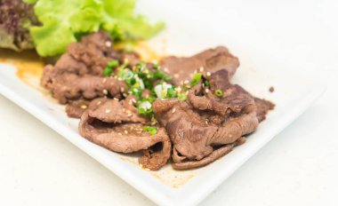 siyah sosunda pişmiş sığır eti