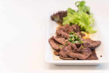 siyah sosunda pişmiş sığır eti