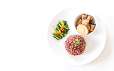 Yumurta ve berry pilav ile kahverengi sos Tavuk