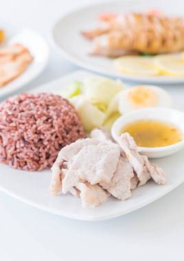 Baharatlı sos ve limon berry pirinç ile haşlanmış domuz eti