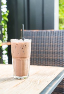 Ahşap masada buzlu çikolata.