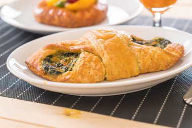 ıspanak kruvasan masada