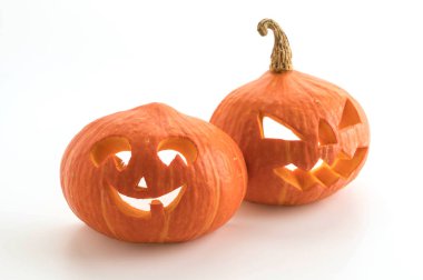 Cadılar Bayramı balkabakları gülümsüyor ve parti gecesi için keskin gözler