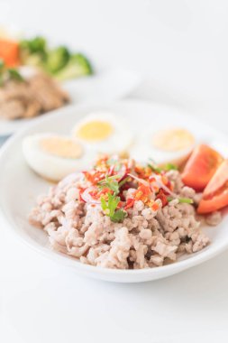 Yumurta salatası baharatlı kıyılmış domuz