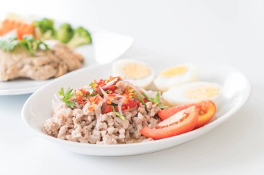 Yumurta salatası baharatlı kıyılmış domuz