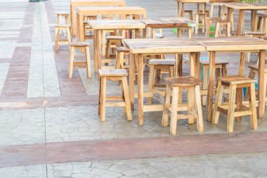 Boş masa ve sandalye restoranda