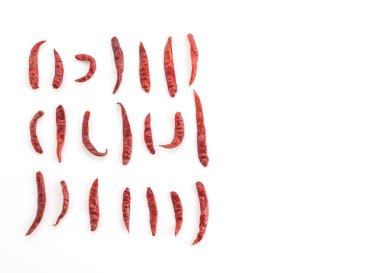 beyaz zemin üzerine kurutulmuş biber