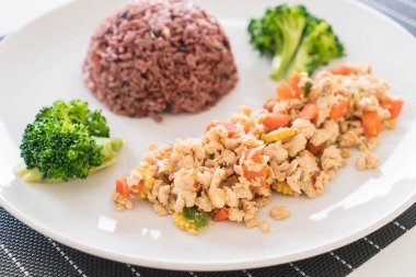 Stir Fried kıyılmış tavuk ve Berry pirinç havuç