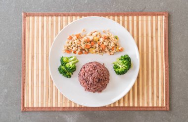 Stir Fried kıyılmış tavuk ve Berry pirinç havuç